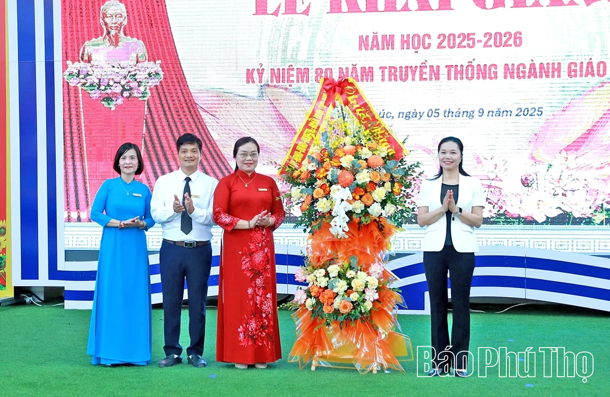Phó Bí thư Tỉnh ủy Bùi Thị Minh dự khai giảng tại Trường THPT Trần Phú, phường Vĩnh Phúc