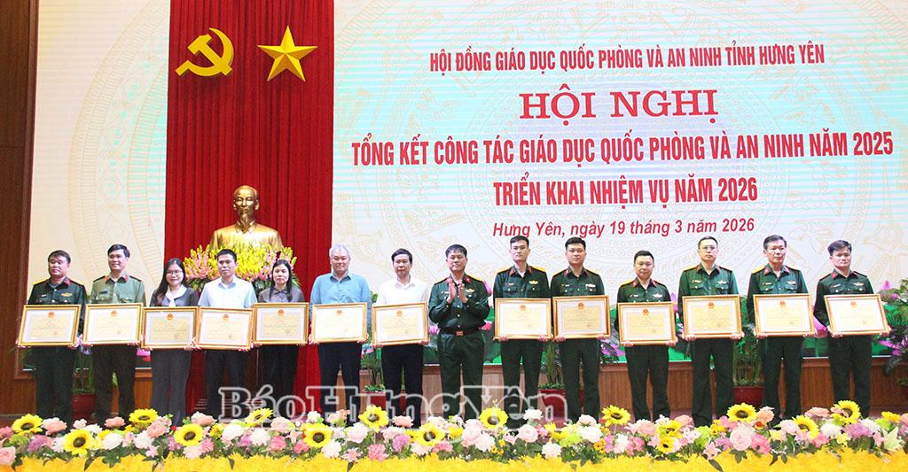 Đồng chí Chỉ huy trưởng Bộ Chỉ huy Quân sự tỉnh Vũ Văn Định trao Bằng khen của Chủ tịch UBND tỉnh tặng các cá nhân có thành tích xuất sắc trong thực hiện công tác GDQP và AN năm 2025.