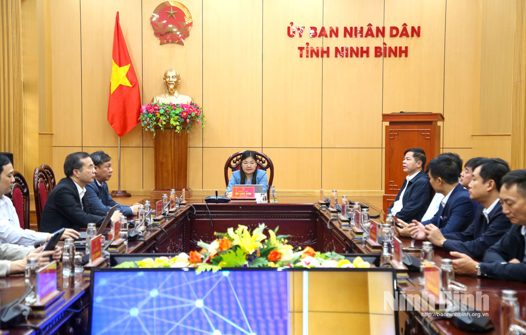C&aacute;c đại biểu tham dự Diễn đ&agrave;n Quốc gia ph&aacute;t triển Kinh tế số v&agrave; X&atilde; hội số lần thứ 3 tại điểm cầu tỉnh Ninh B&igrave;nh