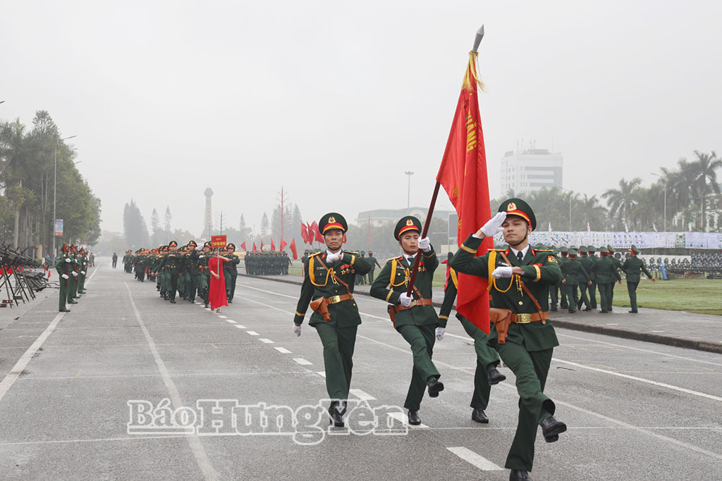 Cán bộ, chiến sĩ LLVT tỉnh duyệt đội ngũ trong lễ ra quân huấn luyện năm 2025.