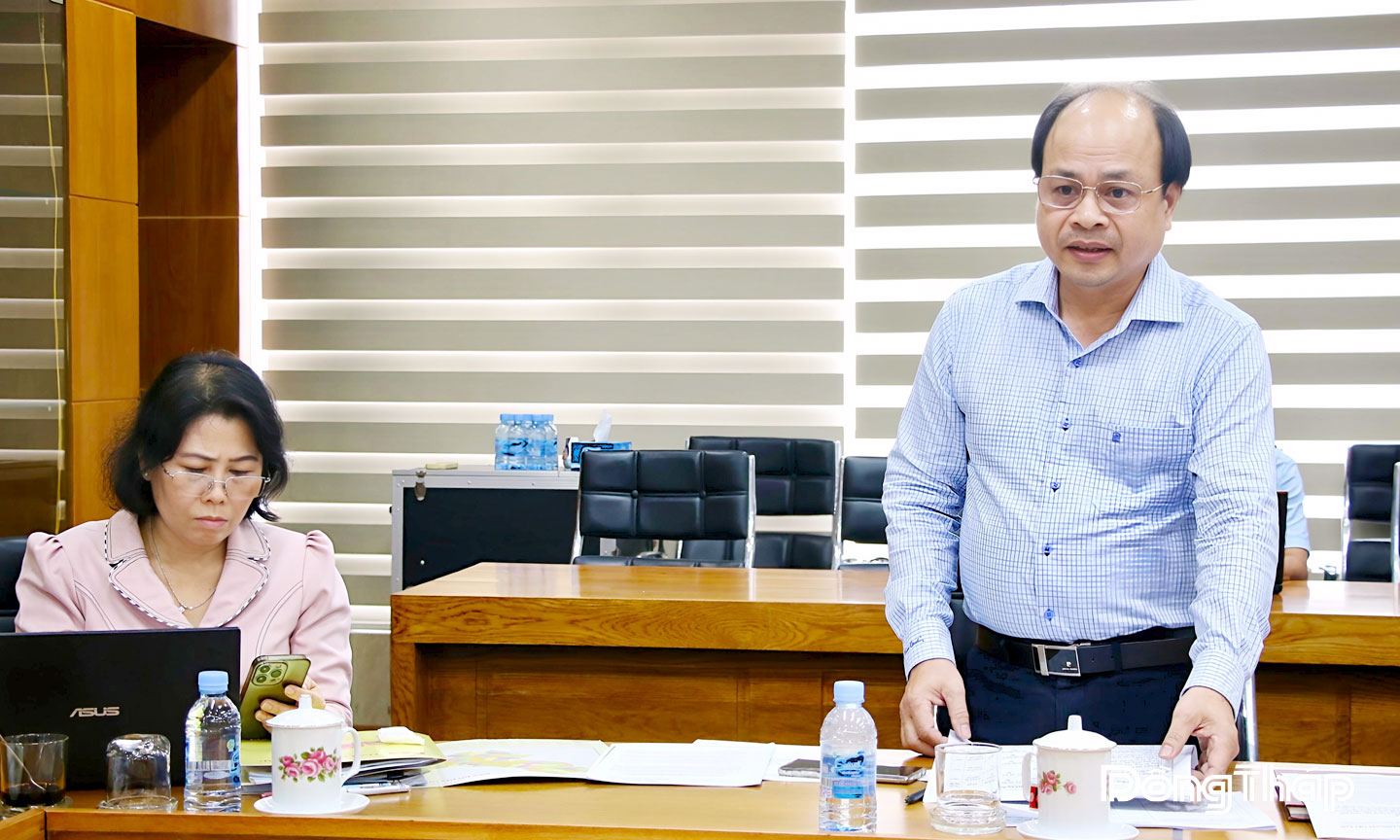 Đại diện lãnh đạo Sở Khoa học và Công nghệ báo cáo tiến độ triển khai nhiệm vụ được Ban Chỉ đạo tỉnh phân công.