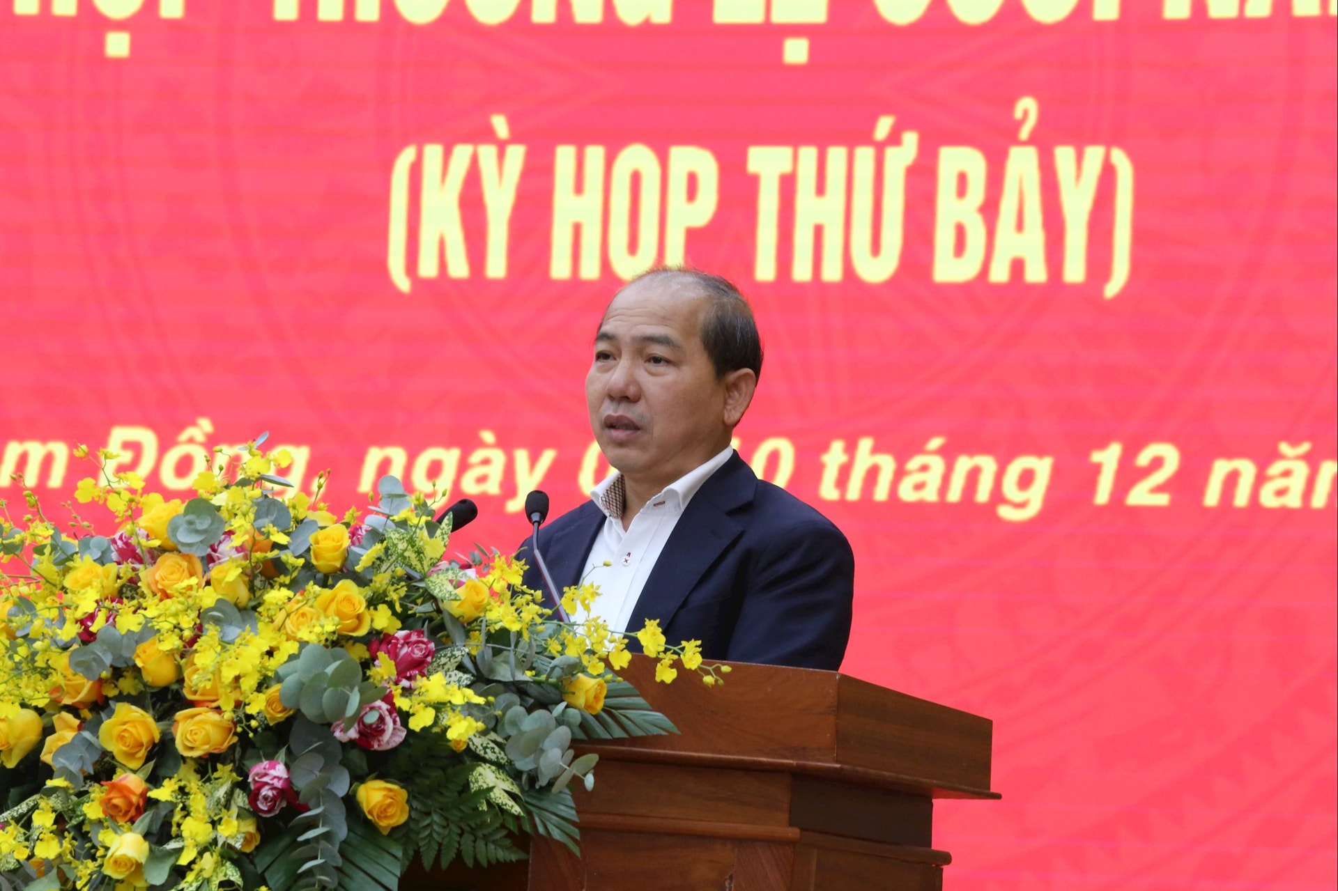 Đồng chí Lê Ngọc Tiến, Giám đốc Sở Xây dựng báo cáo giải trình về các vấn đề quy hoạch đô thị và các dự án nhà ở xã hội