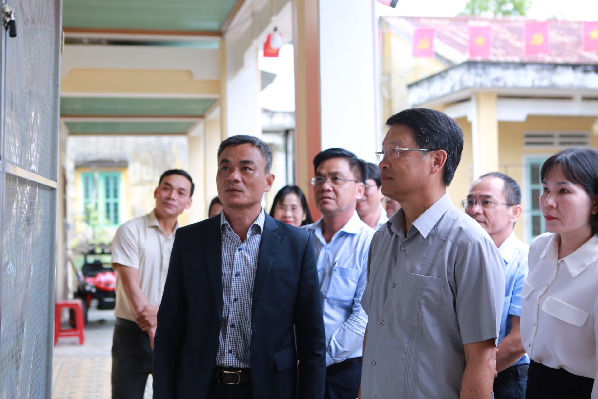 Phó Bí thư Thành ủy Ngô Xuân Thắng kiểm tra khu vực bỏ phiếu tị