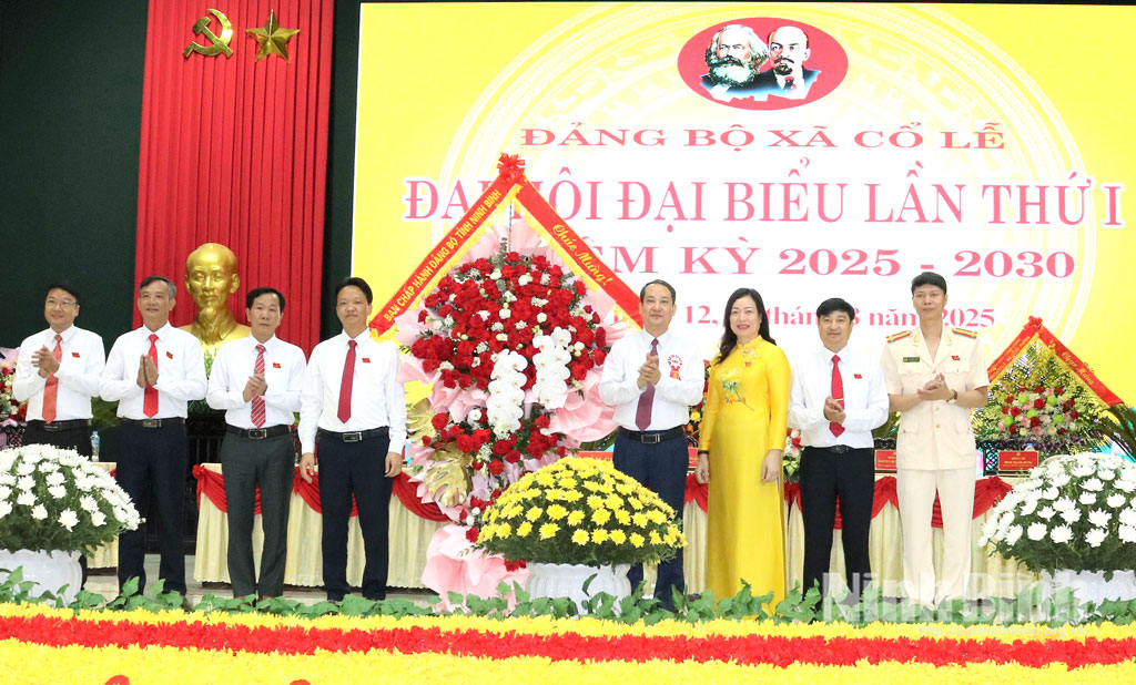 Đồng chí Mai Văn Tuất, Phó Bí thư Tỉnh ủy, Chủ tịch Ủy ban MTTQ Việt Nam tỉnh tặng hoa chúc mừng Đại hội.