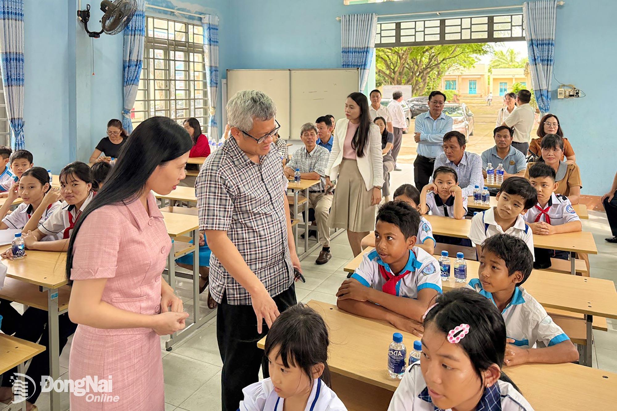 Phó Tổng biên tập Báo và Phát thanh, Truyền hình Đồng Nai Hoàng Thị Bích Phú cùng Bí thư Đảng ủy, Chủ tịch HĐND xã Xuân Hòa Tạ Quang Trường thăm hỏi các em học sinh được nhận học bổng. Ảnh: Đăng Tùng  