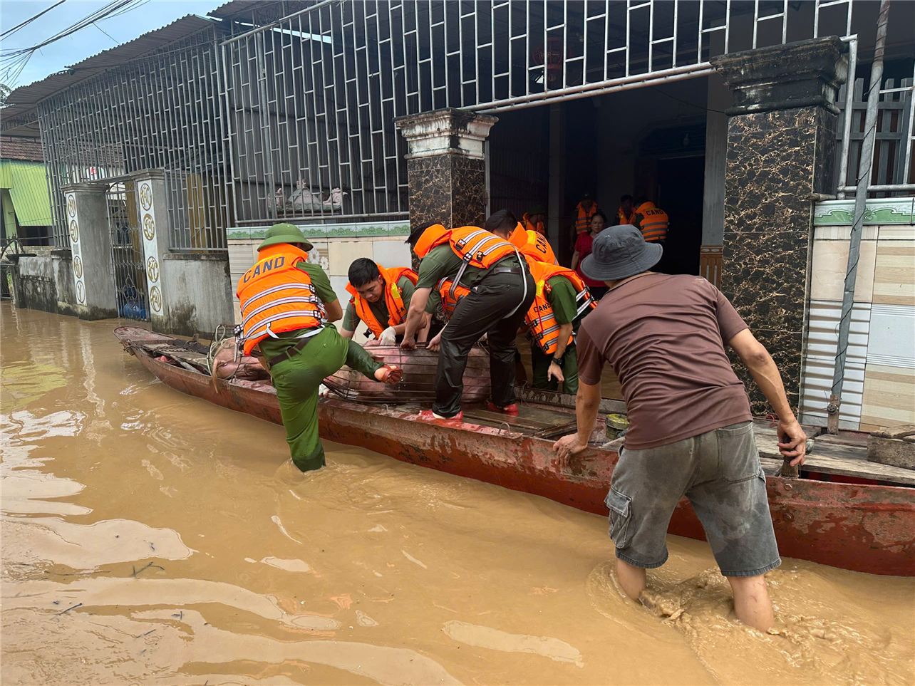 Tổ công tác Công an tỉnh phối hợp với Công an xã Anh Sơn hỗ trợ người dân di dời tài sản đến nơi an toàn.
