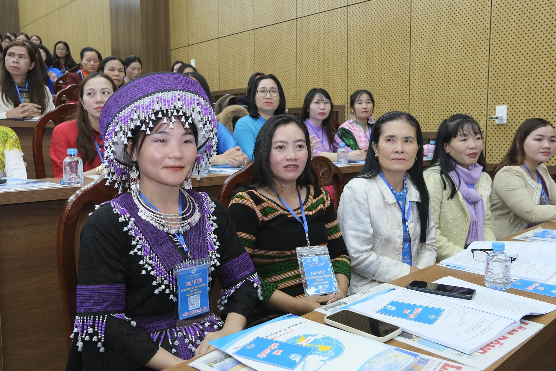 Đại biểu phụ nữ người dân tộc thiểu số tham dự Đại hội