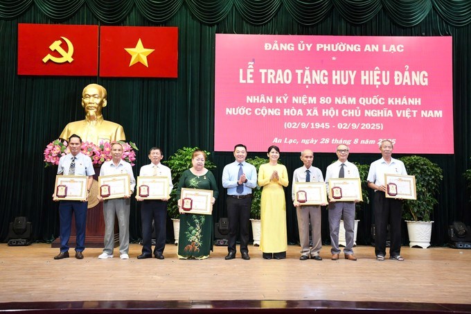 Lãnh đạo phường An Lạc trao tặng Huy hiệu Đảng