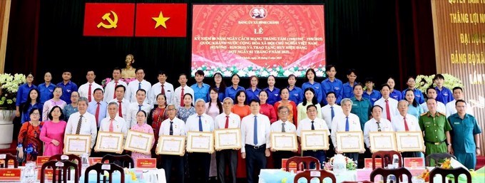 Đảng ủy xã Bình Chánh trao tặng Huy hiệu Đảng đến 12 đảng viên cao tuổi Đảng