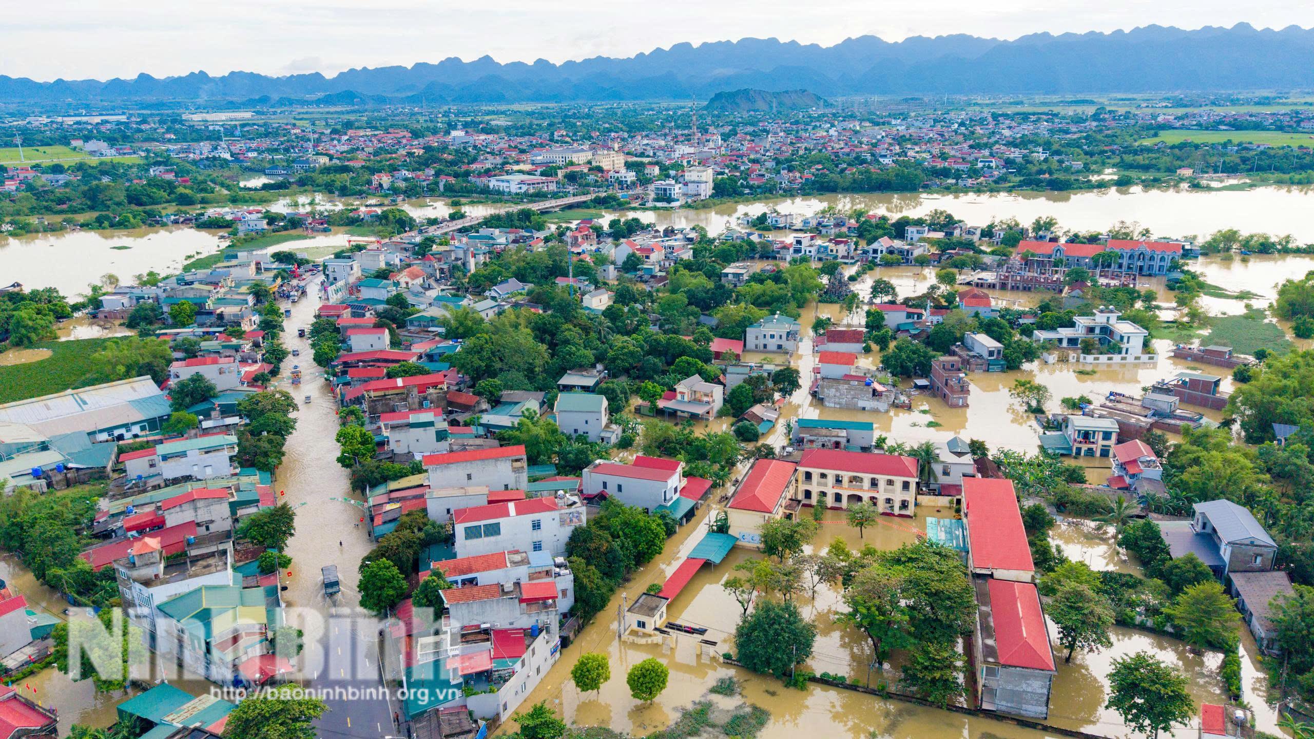 Bão số 10 và mưa lũ gây ngập lụt trên địa bàn xã Phú Sơn. Ảnh: Ngọc Linh