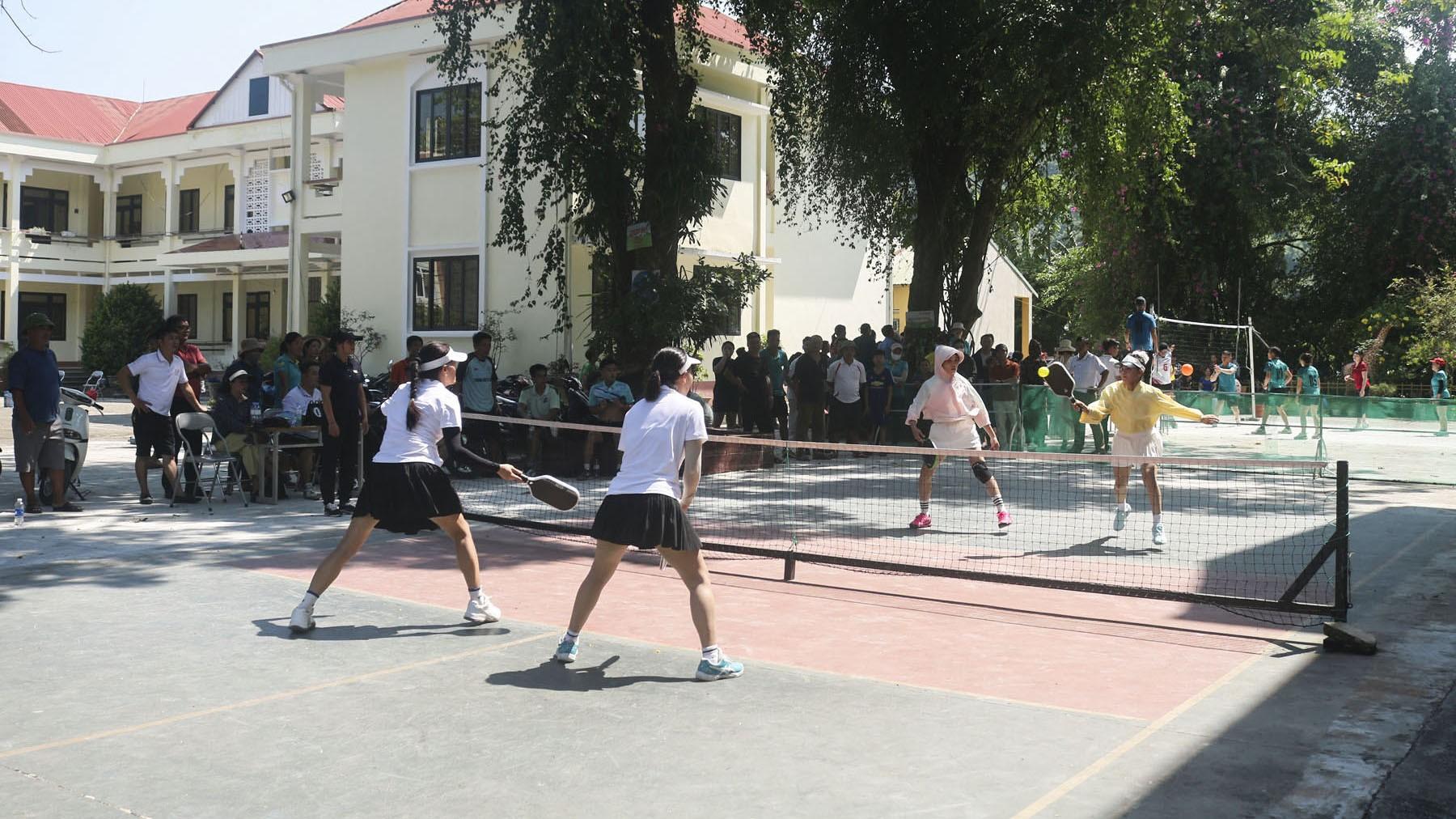 Ngay sau lễ khai mạc, các trận đấu diễn ra sôi nổi với những pha bóng đẹp mắt, thu hút đông khán giả đến xem và cổ vũ.