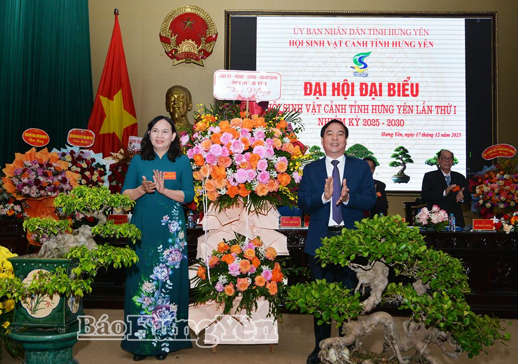 Đồng chí Vũ Ngọc Trì, Phó Chủ tịch HĐND tỉnh tặng hoa chúc mừng Đại hội.