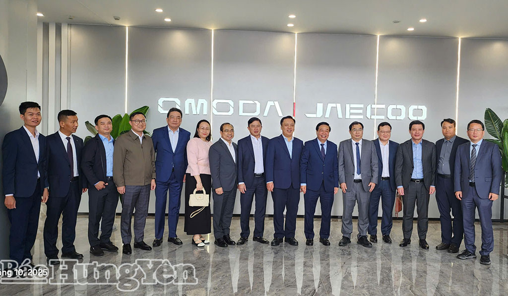 Đoàn công tác của tỉnh làm việc với Tập đoàn Chery, chụp ảnh lưu niệm với Ban lãnh đạo của Tập đoàn.