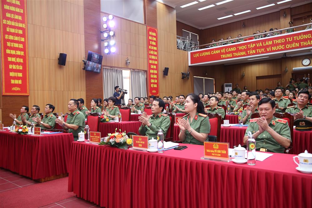 Thứ trưởng Lê Quốc Hùng cùng các đại biểu dự Hội nghị.