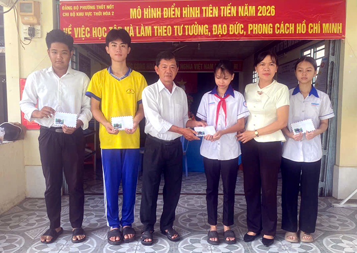 Bí thư chi bộ nêu gương sáng