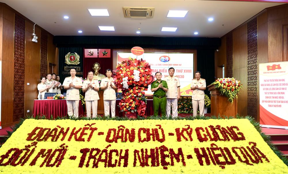 Thứ trưởng Nguyễn Văn Long trao lẵng hoa của Đảng ủy CATW tặng Đại hội. 