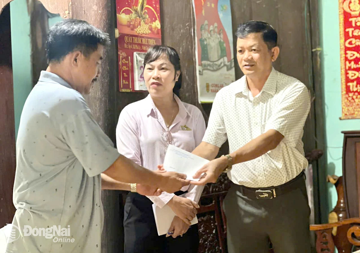 Bí thư Đảng ủy, Chủ tịch HĐND xã Phú Lý Nguyễn Thanh Tuyền tặng quà gia đình chính sách của xã. Ảnh: Quang Huy