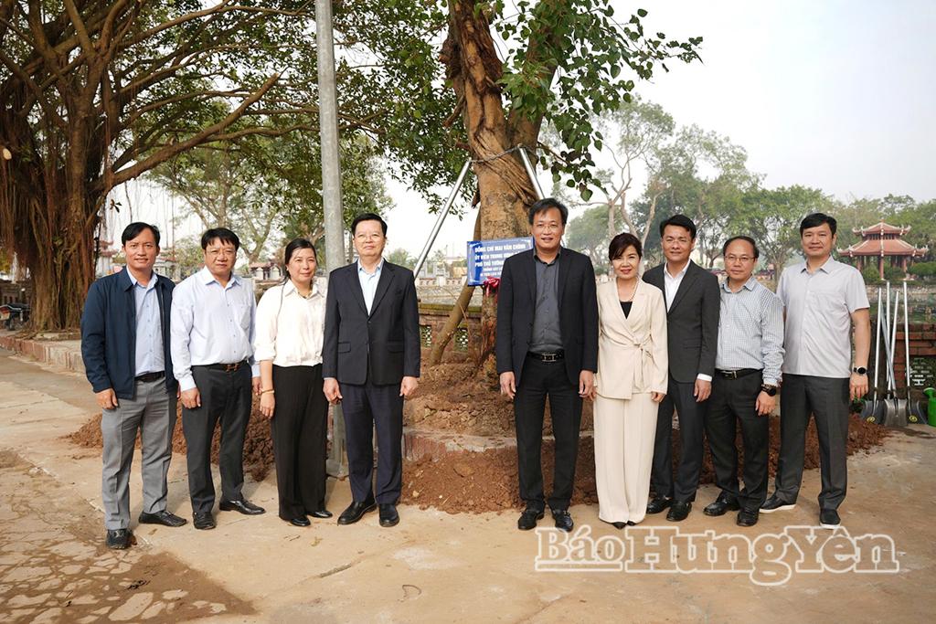 Ph&oacute; Thủ tướng Ch&iacute;nh phủ Mai Văn Ch&iacute;nh c&ugrave;ng c&aacute;c đại biểu chụp ảnh lưu niệm tại Di t&iacute;ch lịch sử - văn h&oacute;a Quốc gia đền Ph&ugrave; Ủng.