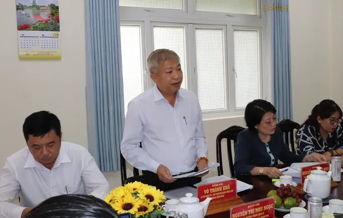 Bí thư Đảng ủy, Chủ tịch HĐND Phường Bình Đông Võ Thành Khả báo cáo tại buổi làm việc