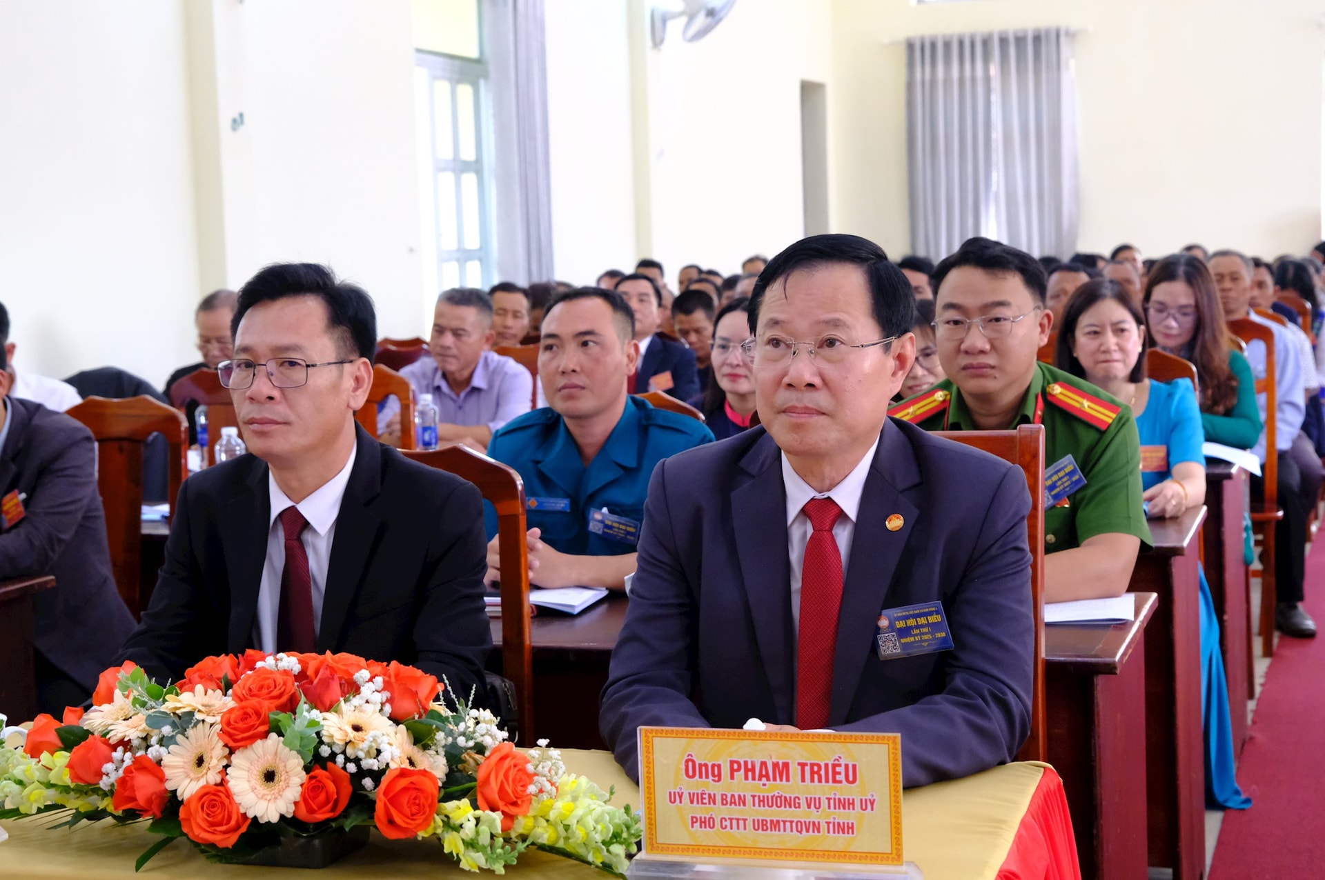 Đồng chí Phạm Triều, Phó Chủ tịch Ủy ban MTTQ Việt Nam tỉnh và lãnh đạo địa phương dự Đại hội