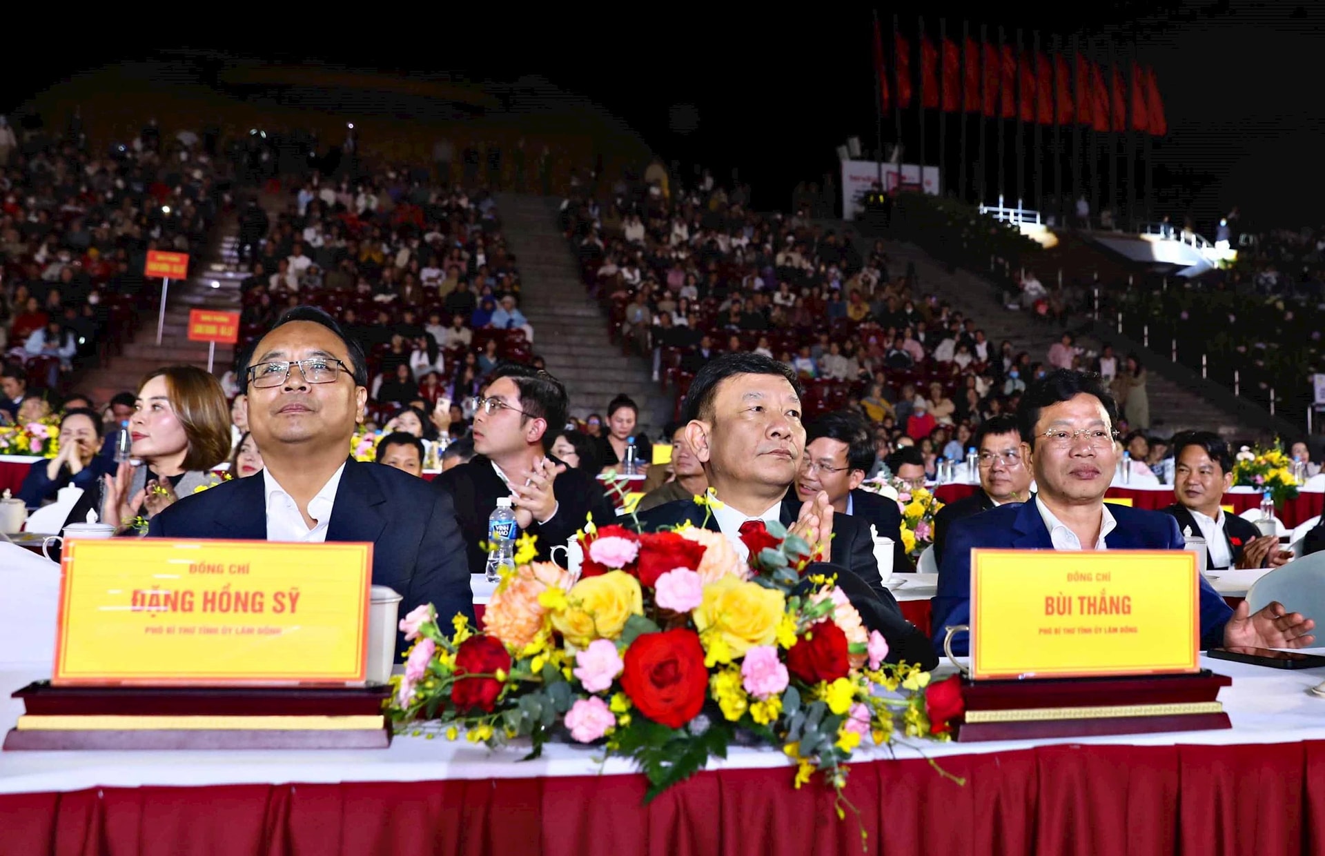 Các đồng chí lãnh đạo Tỉnh uỷ Lâm Đồng tham dự chương trình nghệ thuật chào mừng thành công Đại hội Đại biểu Đảng bộ tỉnh Lâm Đồng lần thứ I, nhiệm kỳ 2025-2030