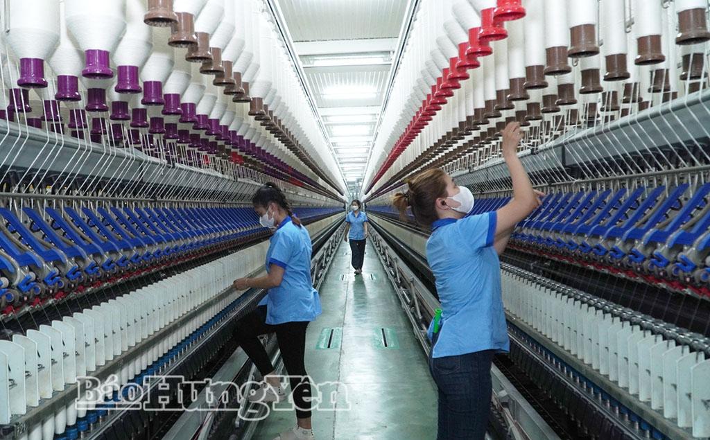 C&ocirc;ng nh&acirc;n C&ocirc;ng ty Cổ phần Sợi Tr&agrave; L&yacute; l&agrave;m việc tr&ecirc;n d&acirc;y chuyền sản xuất sợic&ocirc;ng nghệ cao tại Nh&agrave; m&aacute;y Sợi số 5, x&atilde; Y&ecirc;n Mỹ.