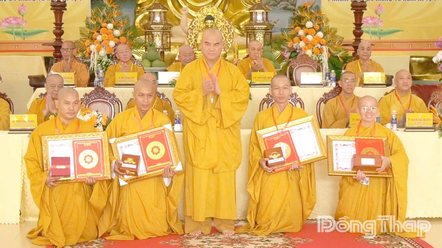 Thượng tọa Thích Tĩnh Triệt, Trưởng ban trị sự Giáo hội Phật giáo Việt Nam tỉnh Đồng Tháp trao quyết định bổ nhiệm trụ trì 4 cơ sở tự viện.