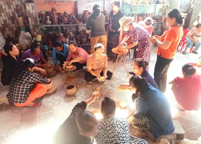 Lâm Đồng: Tập huấn, truyền dạy và trình diễn mô hình di sản văn hóa phi vật thể "Nghề làm gốm của người Chăm" - Ảnh 2. Lâm Đồng: Tập huấn, truyền dạy và trình diễn mô hình di sản văn hóa phi vật thể "Nghề làm gốm của người Chăm" - Ảnh 2.