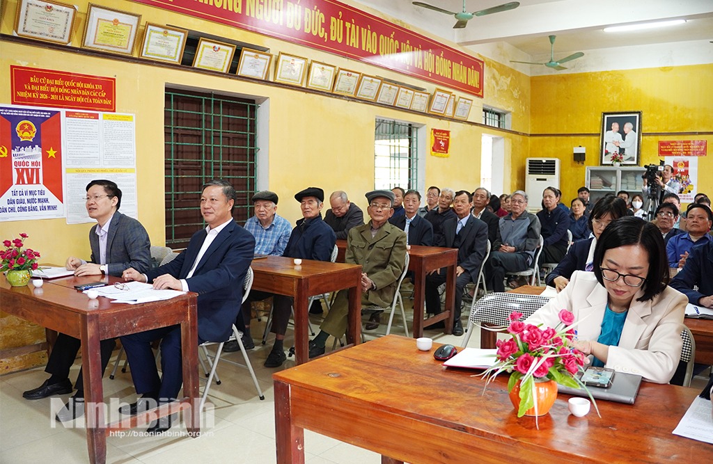 Các đại biểu dự sinh hoạt tại Chi bộ Tổ dân phố Thanh Nộn 2 (phường Lý Thường Kiệt).