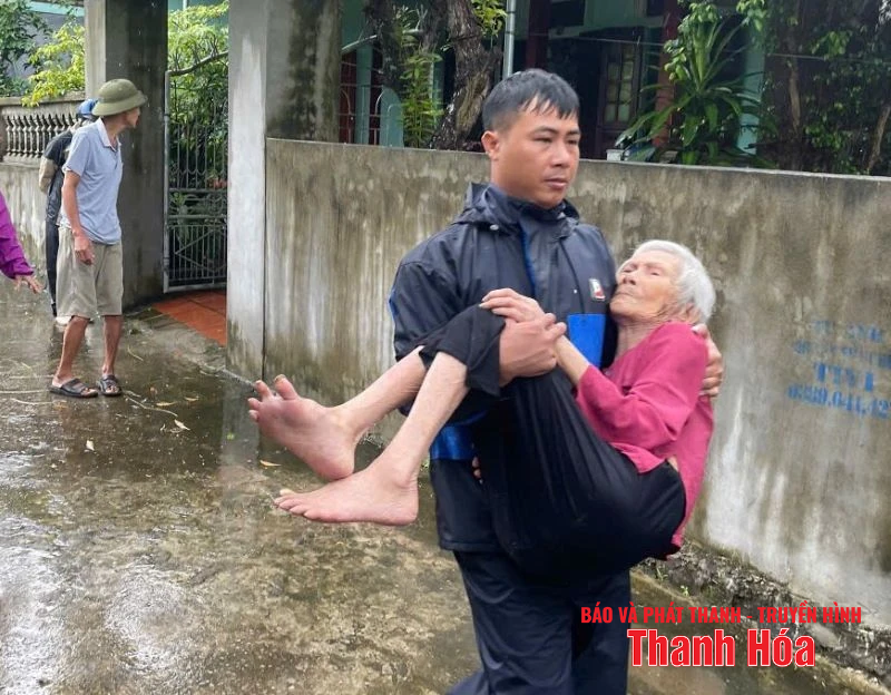 Đoàn viên thanh niên hỗ trợ người dân di dời người và tài sản ứng phó với bão số 5