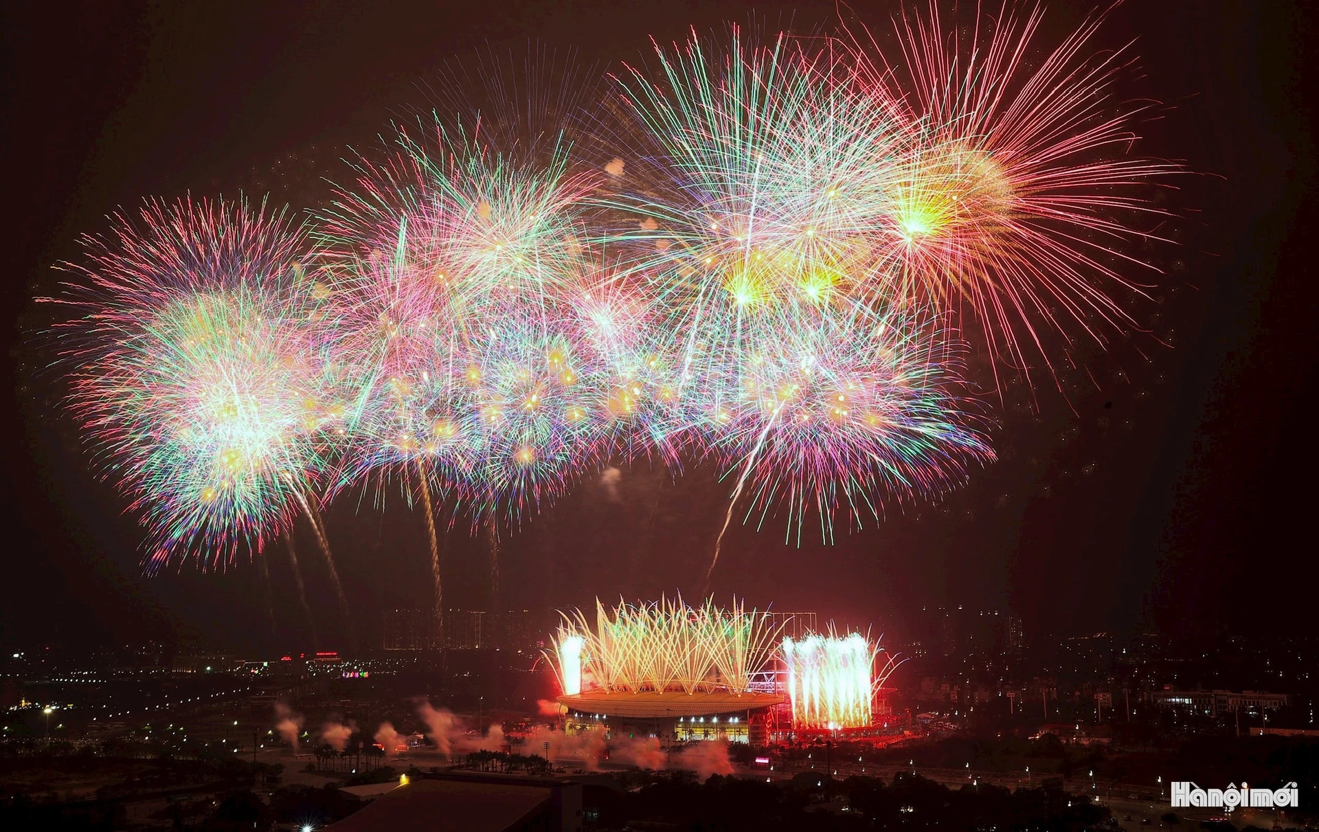 M&atilde;n nh&atilde;n m&agrave;n ph&aacute;o hoa đặc biệt ch&agrave;o mừng th&agrave;nh c&ocirc;ng Đại hội XIV của Đảng