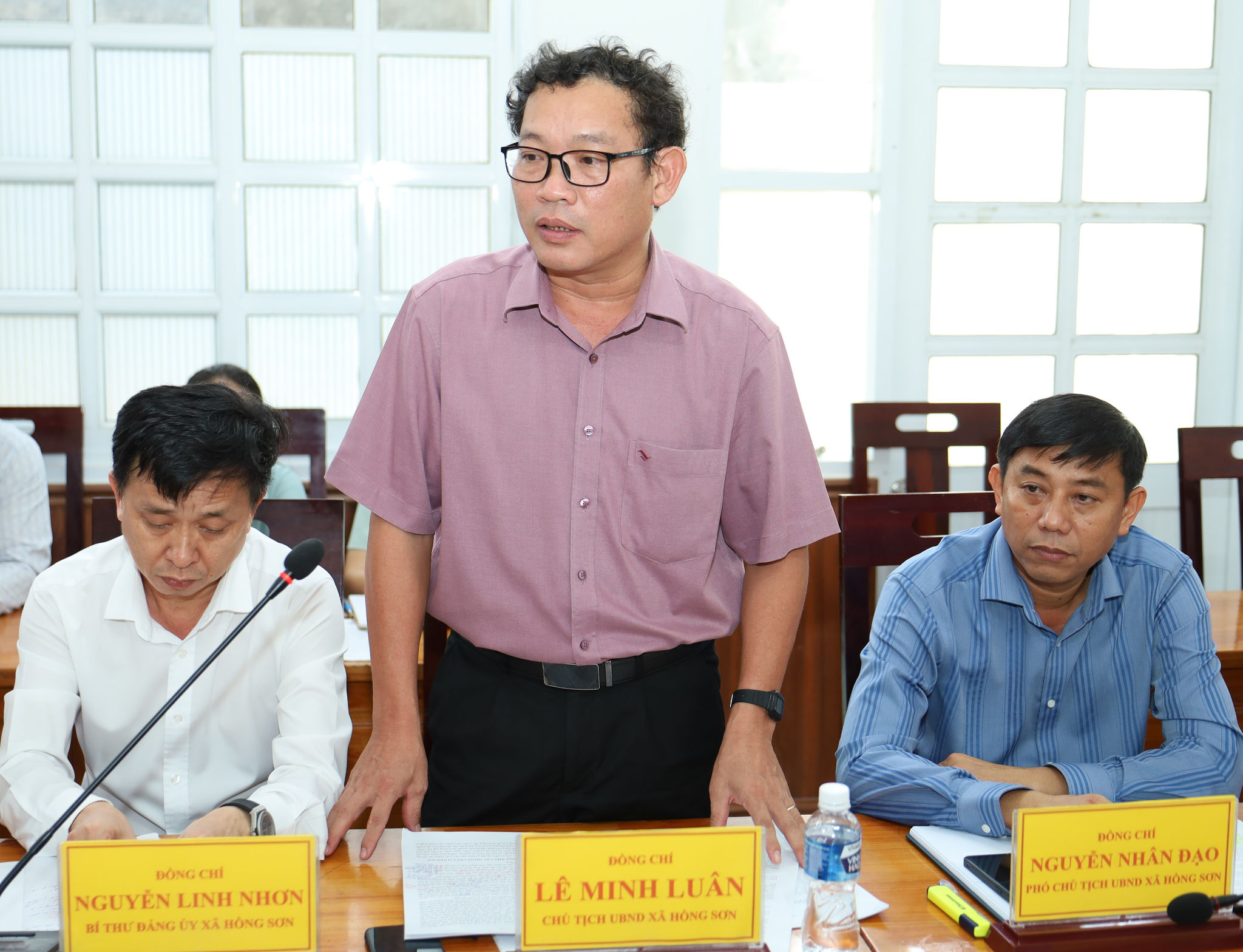 Chủ tịch xã Hồng Sơn Lê Minh Luân báo cáo tại buổi làm việc