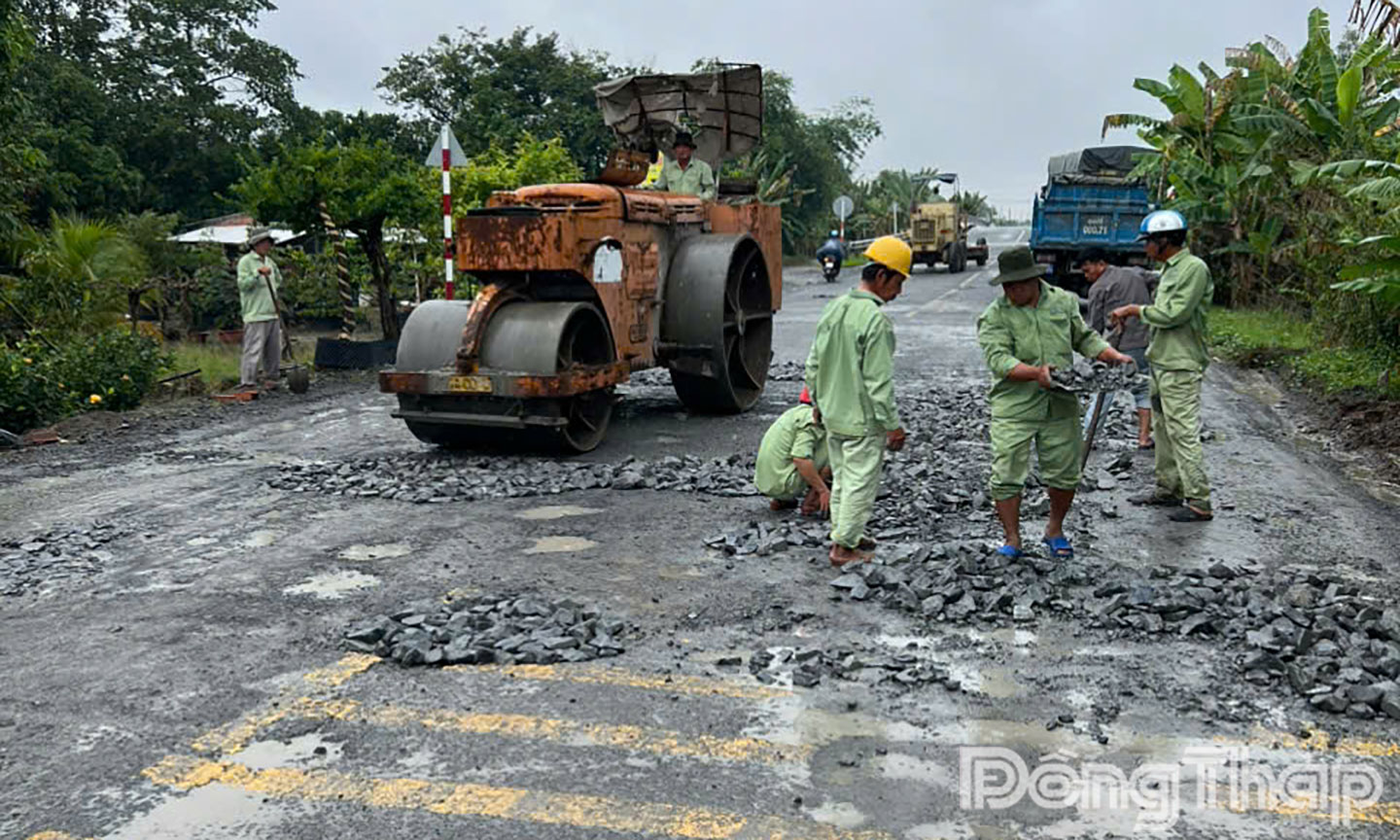 Đơn vị thi công đang tập trung khơi thông hệ thống thoát nước và sửa chữa mặt đường nhằm đảm bảo an toàn giao thông trước thời điểm diễn ra Festival Hoa - Kiểng Sa Đéc 2025.