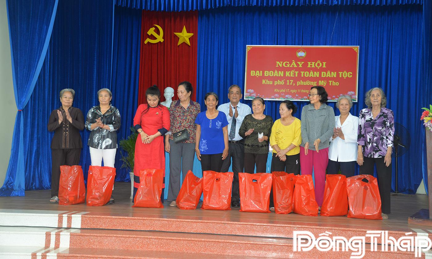 rao tặng các hộ gia đình là hộ nghèo, cận nghèo trên địa bàn Khu phố