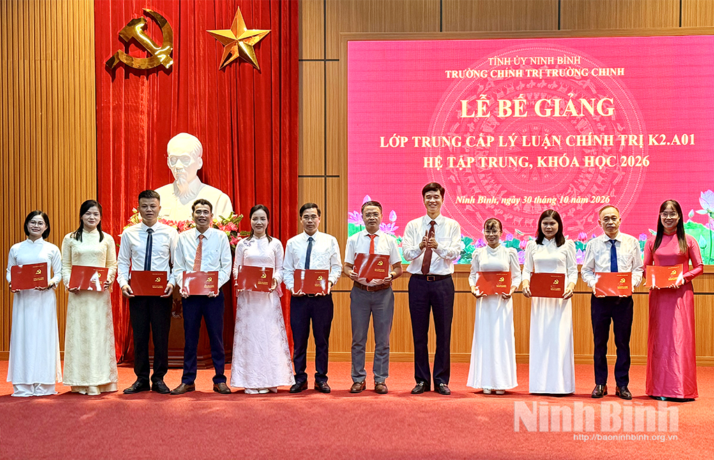 Đồng chí Phan Thành Công, Tỉnh ủy viên, Hiệu trưởng Trường Chính trị Trường Chinh tỉnh trao Bằng tốt nghiệp cho các học viên.