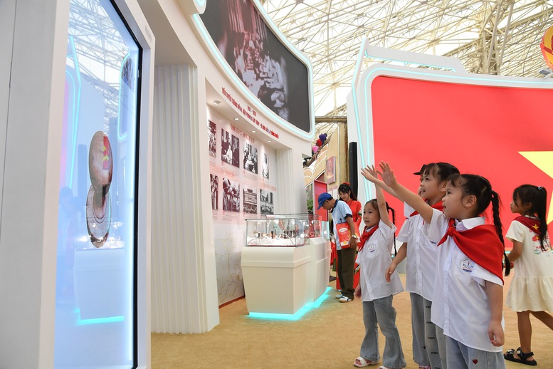 Trưng bày Triển lãm ‘Văn phòng Chính phủ - 80 năm đồng hành cùng dân tộc’- Ảnh 12.