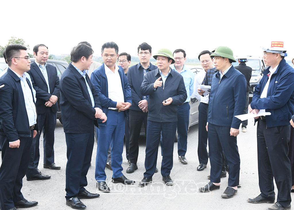 Đồng ch&iacute; Ph&oacute; B&iacute; thư Tỉnh ủy, Chủ tịch UBND tỉnh Phạm Quang Ngọc c&ugrave;ng đo&agrave;n c&ocirc;ng t&aacute;c kiểm tra thực địa dự &aacute;n đường T&acirc;n Ph&uacute;c - V&otilde;ng Phan tại x&atilde; Đo&agrave;n Đ&agrave;o. (Ảnh L&ecirc; Hiếu)