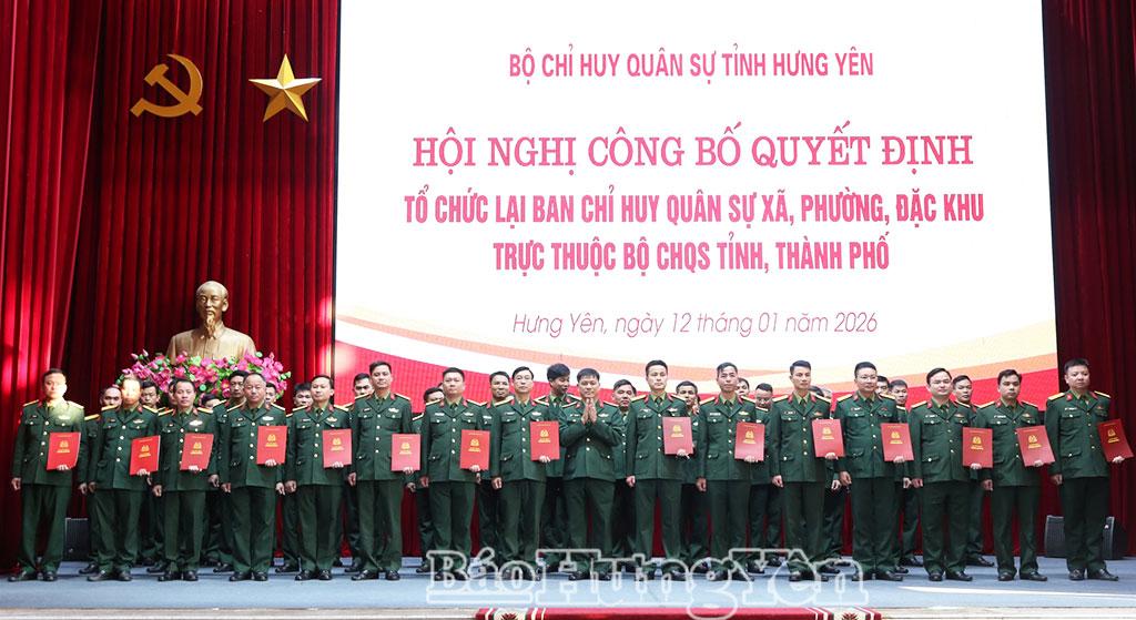 Đại t&aacute; Vũ Văn Định, Ủy vi&ecirc;n Ban Thường vụ Tỉnh ủy, Chỉ huy trưởng Bộ CHQS tỉnh trao quyết định của Bộ Tư lệnh Qu&acirc;n khu 3 về việc điều động, bổ nhiệm c&aacute;n bộ giữ chức vụ Chỉ huy trưởng Ban CHQS x&atilde;, phường tr&ecirc;n địa b&agrave;n tỉnh.