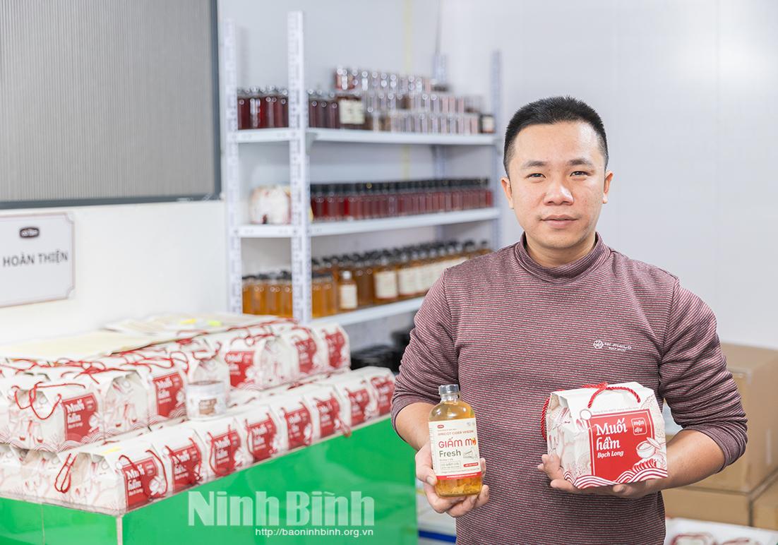 Sản phẩm muối hầm v&agrave; giấm mơ l&ecirc;n men tự nhi&ecirc;n do anh Vũ Minh Ngọc sản xuất.