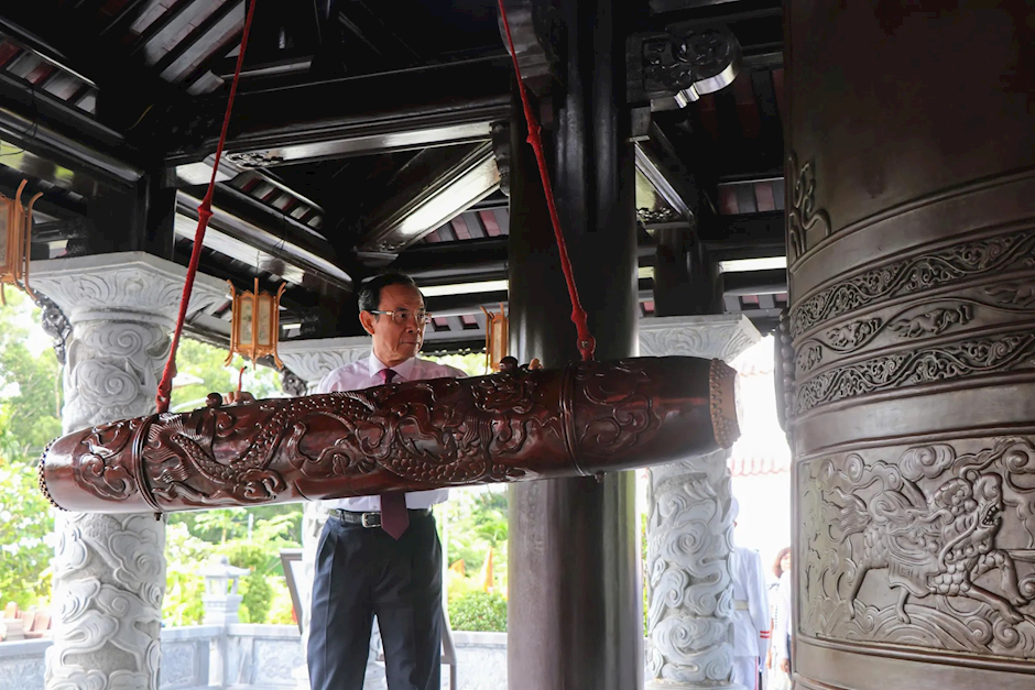 Bí thư Thành ủy TPHCM Nguyễn Văn Nên thỉnh chuông