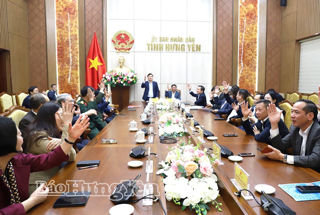 C&aacute;c đại biểu biểu quyết nhất tr&iacute; giới thiệu người tham gia ứng cử đại biểu HĐND tỉnh kh&oacute;a XVIII, nhiệm kỳ 2026 - 2031.