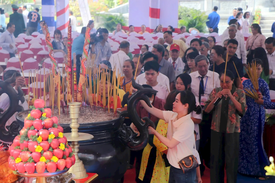 Đông đảo người dân đến dâng hương tại Đền thờ Côn Đảo