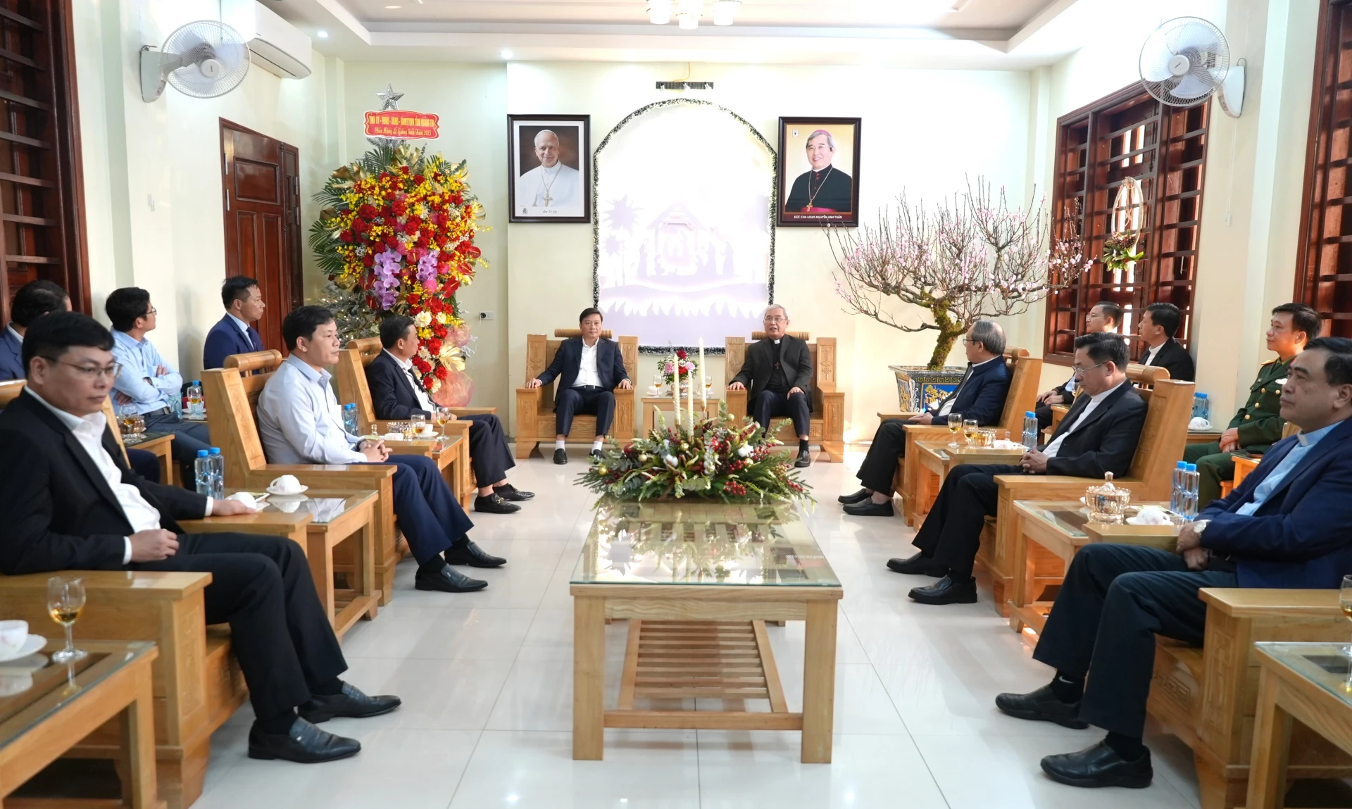 Đồng ch&iacute; L&ecirc; Hồng Vinh, Chủ tịch UBND tỉnh mong muốn T&ograve;a Gi&aacute;m mục Gi&aacute;o phận H&agrave; Tĩnh tiếp tục gi&uacute;p đỡ cộng đồng gi&aacute;o d&acirc;n tỉnh Quảng Trị đo&agrave;n kết, x&acirc;y dựng cuộc sống ấm no, hạnh ph&uacute;c - Ảnh: Trung Đức