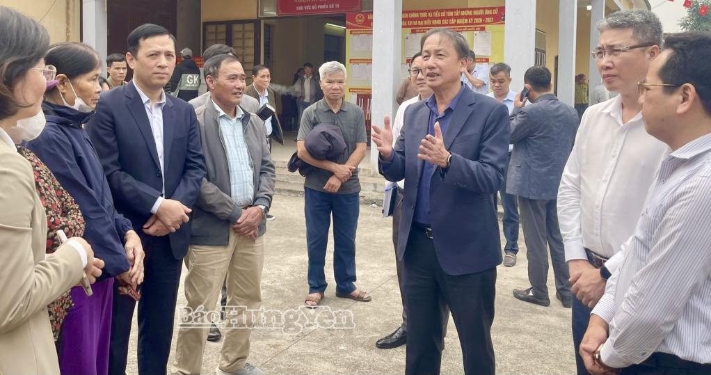 Đồng chí Phó Chủ tịch UBND tỉnh Nguyễn Hùng Nam nói chuyện với người dân xã Châu Ninh về lợi ích của dự án khi đi vào hoạt động.