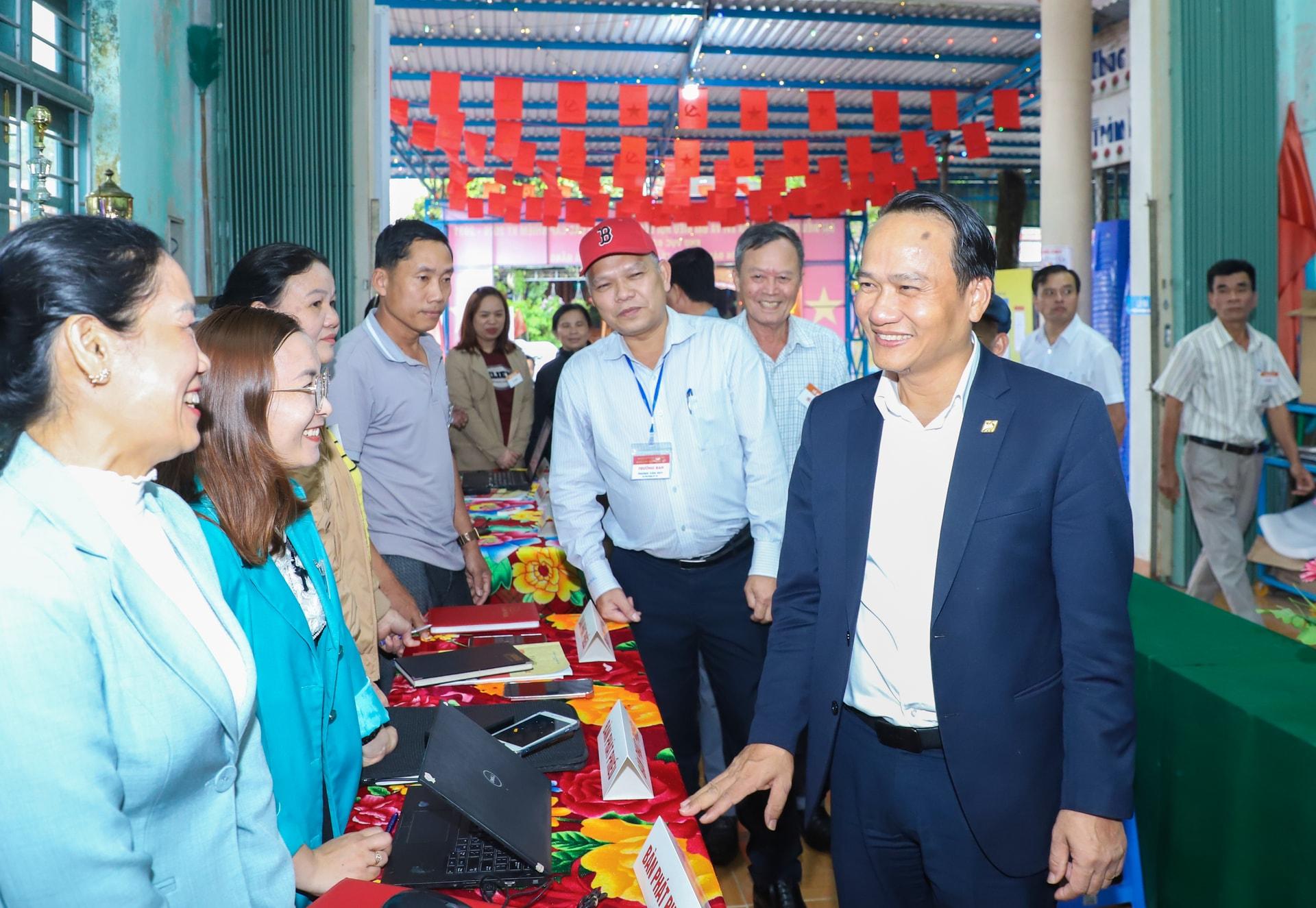 Phó Bí thư Thường trực Thành ủy Nguyễn Đình Vĩnh hỏi thăm, động viên cán bộ thực hiện nhiệm vụbầu cử tại Khu vực bỏ phiếu số 12 thôn Đàng Bộ, xã Trà My. Ảnh: NGỌC PHÚ