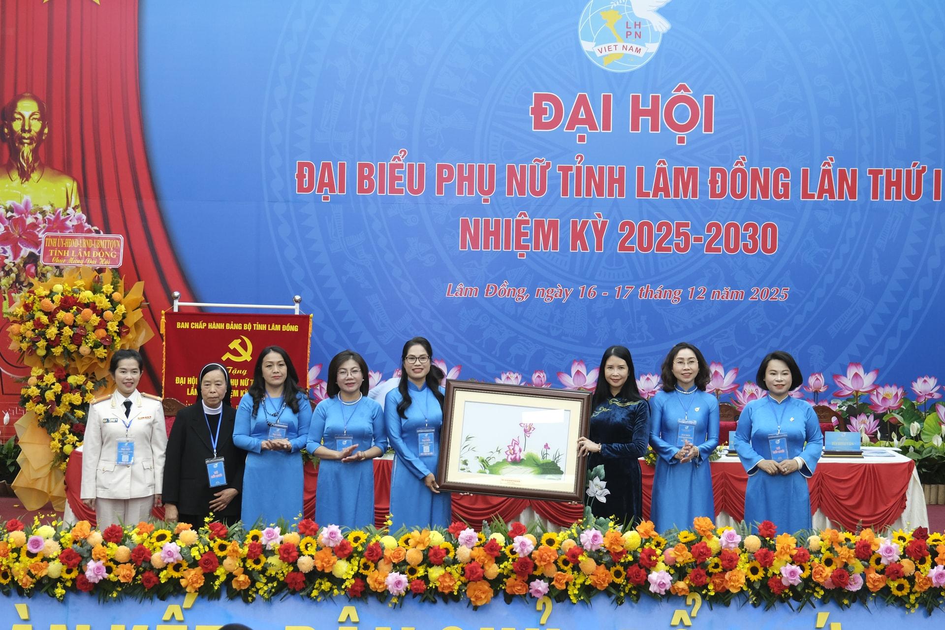 Trung ương Hội LHPN Việt Nam tặng tranh thêu hoa se 