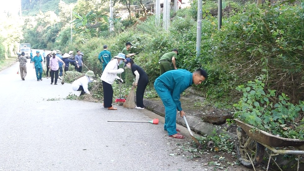 nhan-dan-thon-2-xa-hanh-phuc-tham-gia-ve-sinh-moi-truong.png