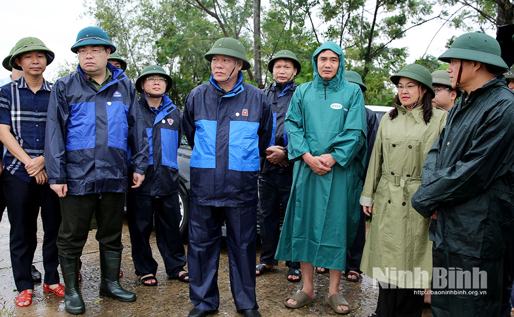 Đồng chí Lê Quốc Chỉnh, Phó Bí thư Tỉnh ủy, Chủ tịch HĐND tỉnh kiểm tra thực địa khu vực Kè Quỹ Độ nằm trên đê tả sông Đáy , xã Ý Yên.