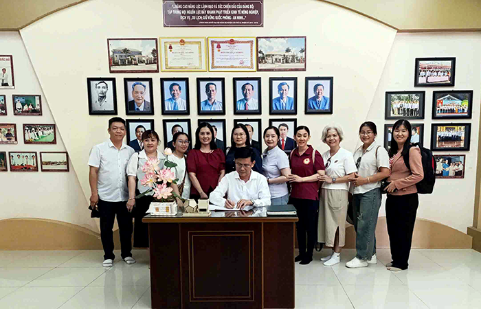 Chi bộ Văn phòng Đảng ủy Ban Tuyên giáo và Dân vận Thành ủy viếng Đền thờ Chủ tịch Hồ Chí Minh tại xã An Thạnh