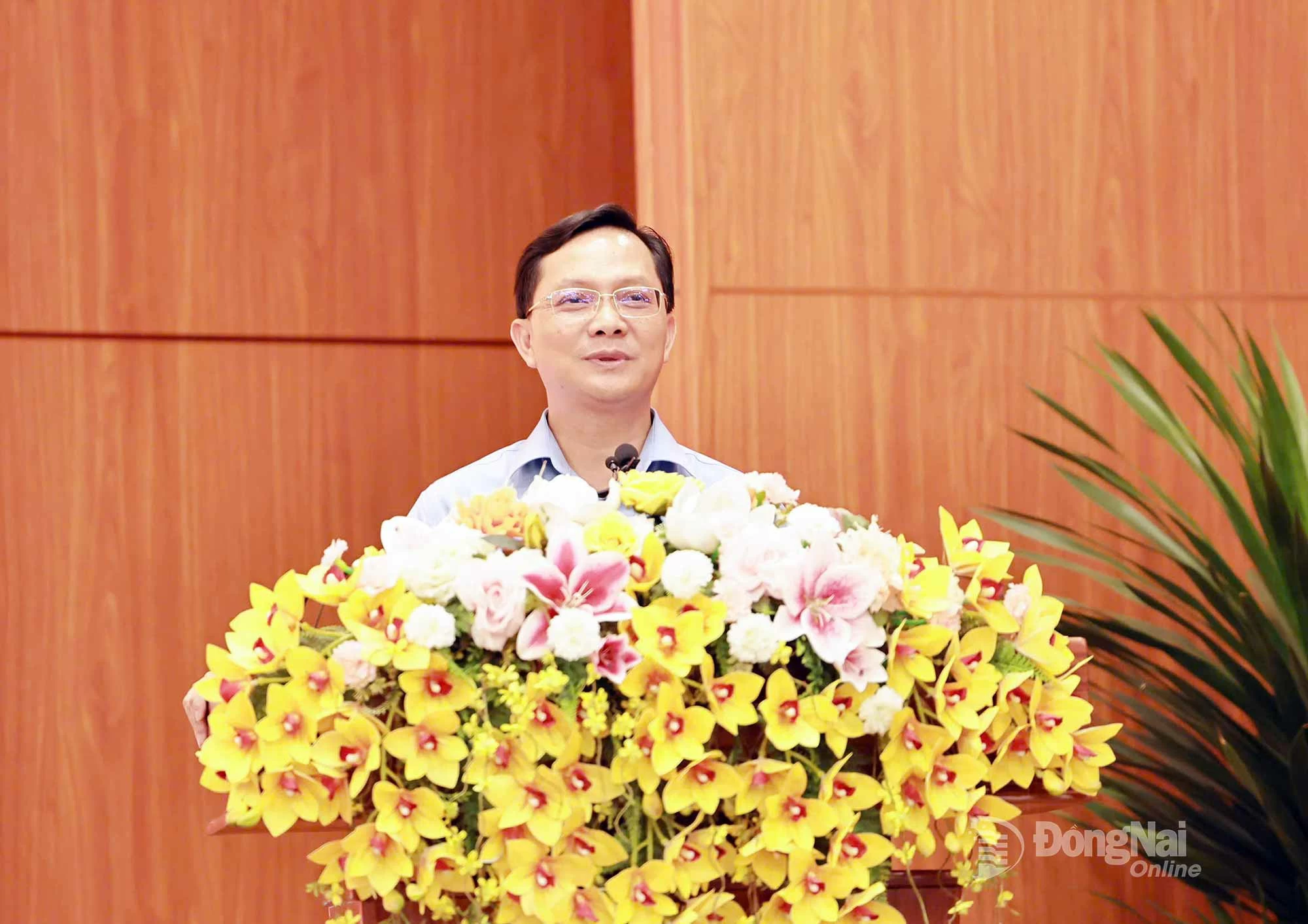 Ủy viên Ban Thường vụ Tỉnh ủy, Phó Chủ tịch Thường trực Ủy ban MTTQ Việt Nam tỉnh Đồng Nai Hà Anh Dũng phát biểu tham luận về kết quả sắp xếp mô hình Ủy ban MTTQ Việt Nam 2 cấp tỉnh và xã. Ảnh: Công Nghĩa